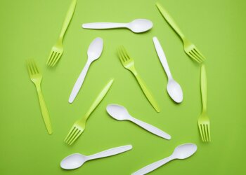 A blueprint for reducing single-use plastic through defaults