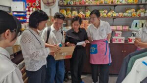 Cafe staff learn about Nopa Move bottles.